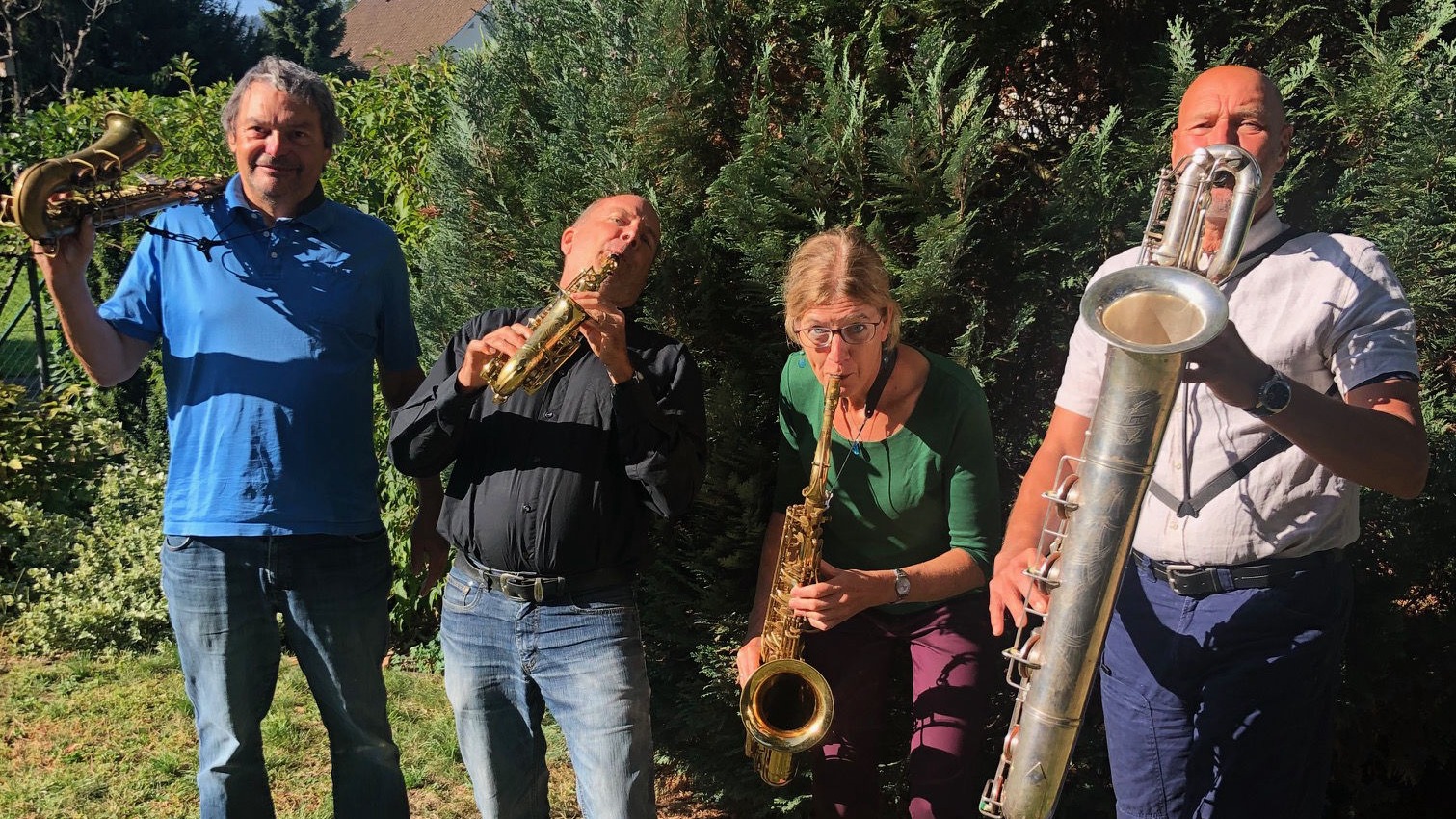 4 UHUs im Garten